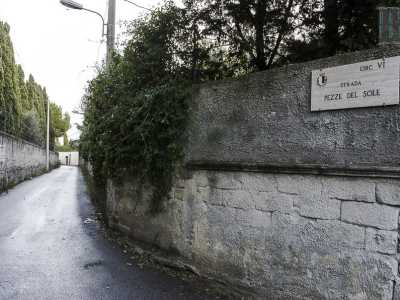 C�� ancora una strada che ricorda questa zona: collega via Amendola alla zona 45 di Japigia, oltrepassando, grazie a un passaggio a livello, i binari delle ferrovie sud-est